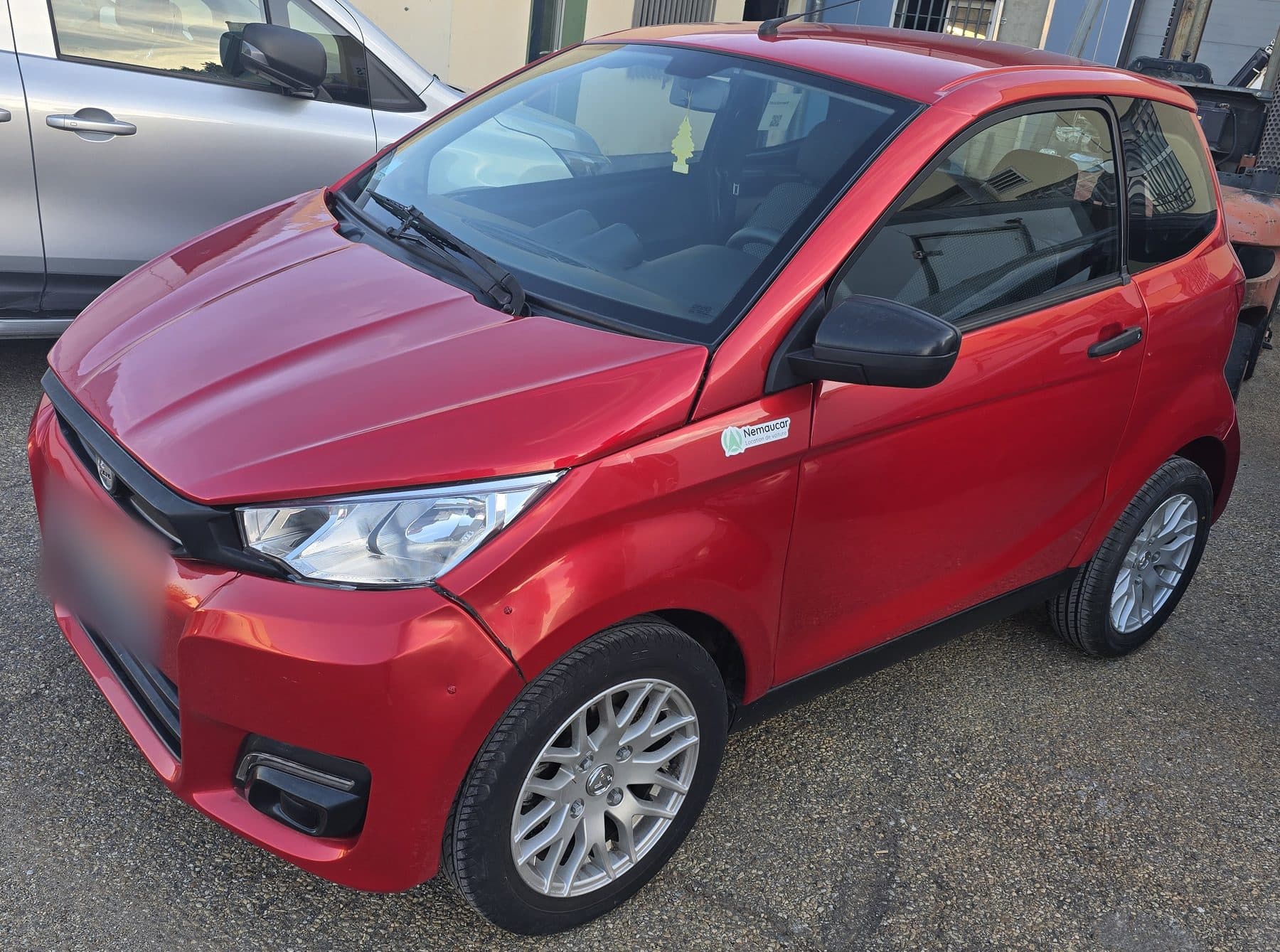 Voiture sans permis Aixam City rouge, idéale pour un jeune conducteur